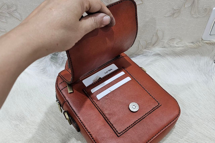 کیف دوشی مردانه دوخته شده با چرم گاوی و یراق درجه یک.